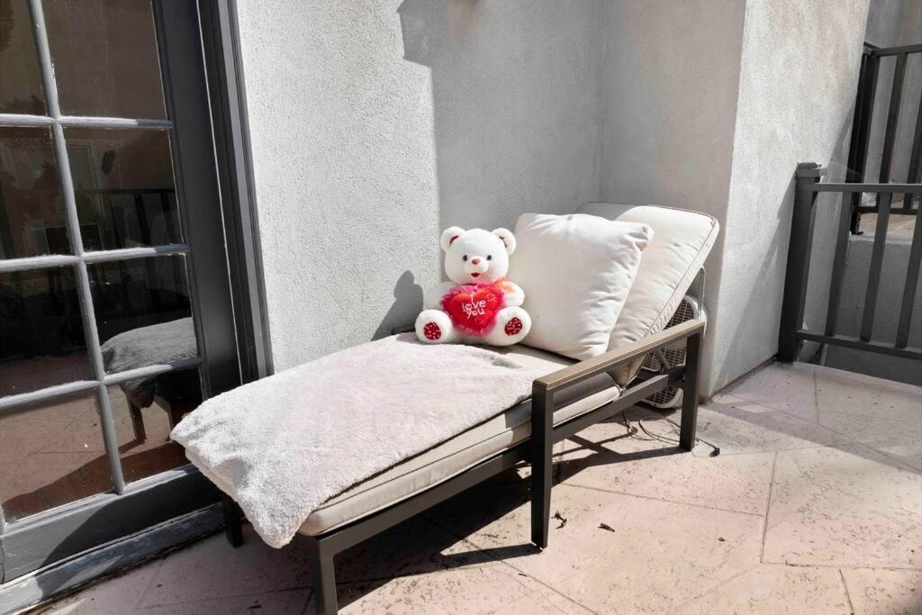 Stunning Mediterranean Mansion In Laurel Canyon 洛杉矶 外观 照片